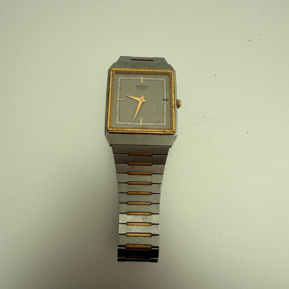 Vintage Seiko Quartz Analog Wristwatch Silver Gold Square Date Indicator